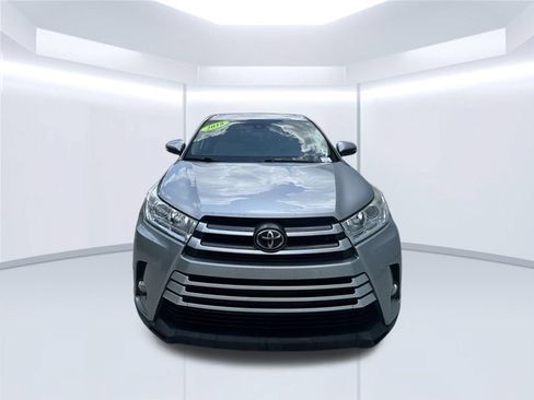 Used 2018 Toyota Highlander Plus w/ Carpet Mat Package (TMS) FWD image 2