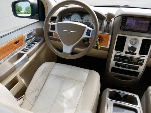 Used 2010 Chrysler Town & Country Limited FWD image 9