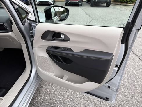 Used 2024 Chrysler Pacifica Touring-L image 26