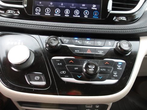 Used 2018 Chrysler Pacifica Limited w/ Tire & Wheel Group image 19