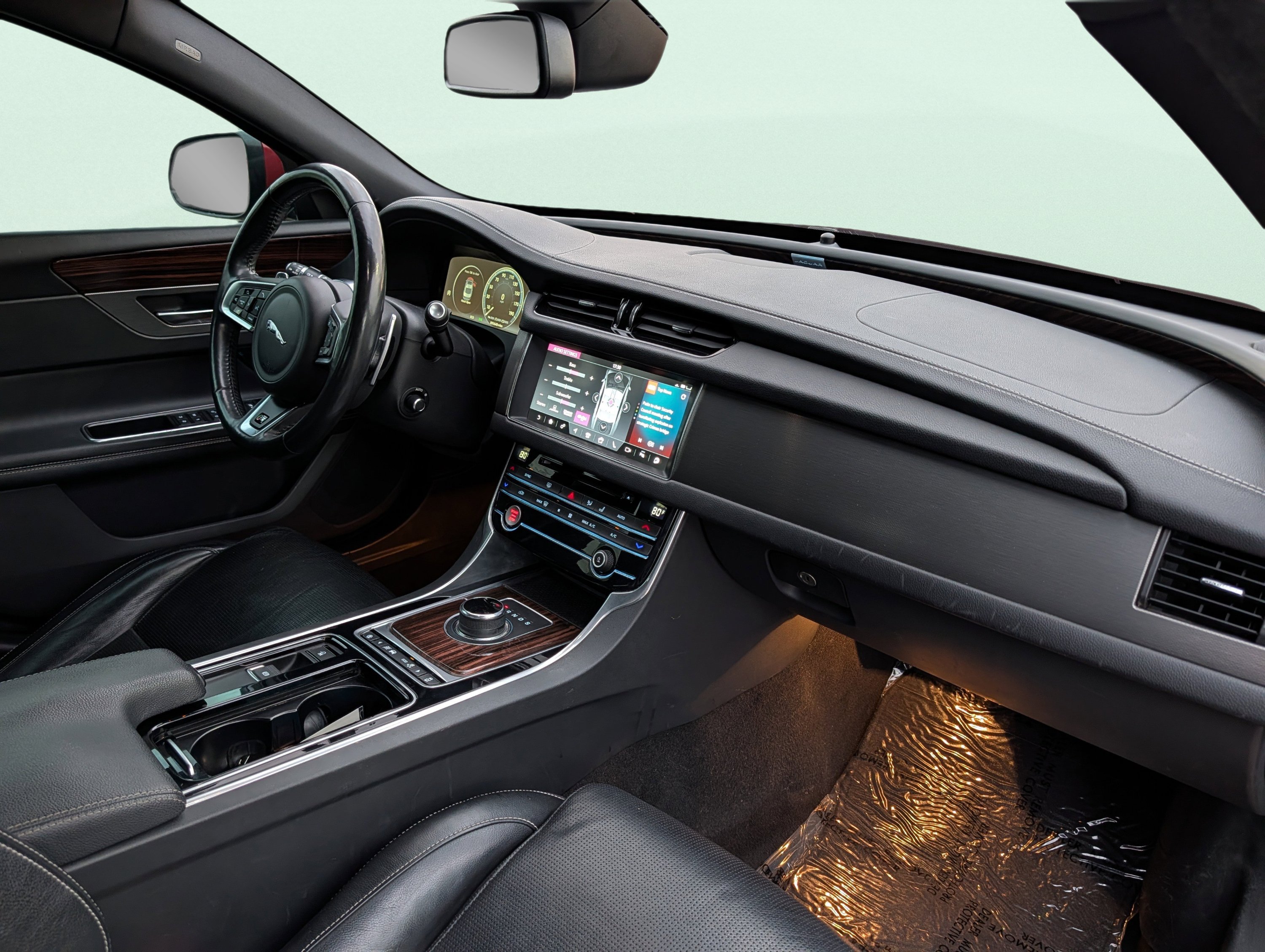 Used 2018 Jaguar XF S RWD image 32