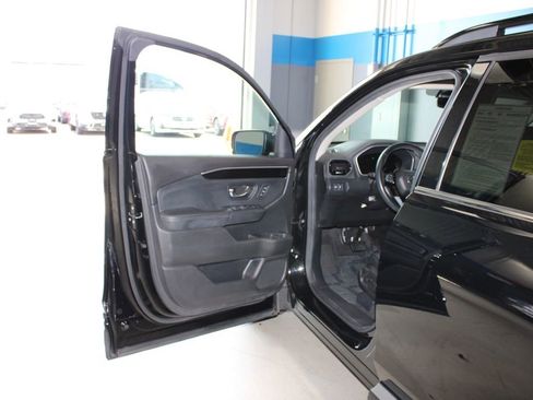Used 2025 Honda Pilot Touring image 7