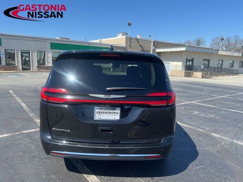 Used 2024 Chrysler Pacifica Touring-L FWD image 5