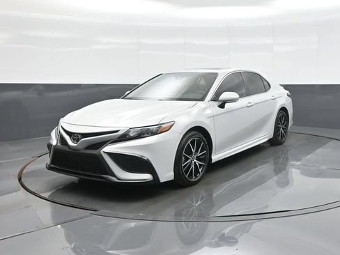 Used 2024 Toyota Camry SE FWD image 3