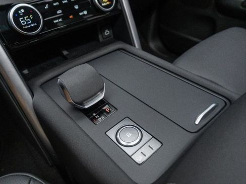 New 2025 Land Rover Discovery Dynamic SE image 23