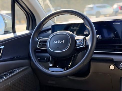 Used 2025 Kia Carnival EX image 22