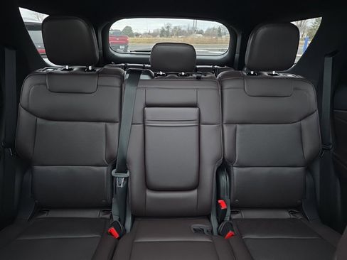 Used 2025 Ford Explorer Platinum image 16