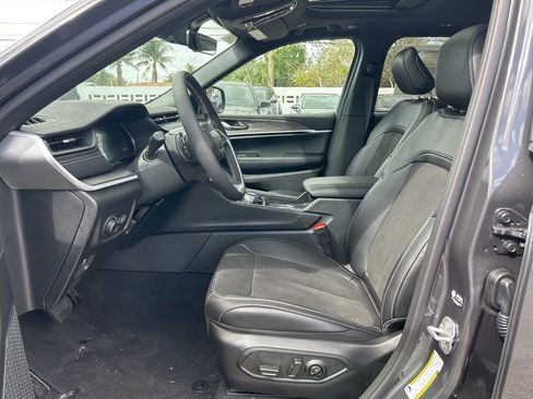 New 2026 Jeep Grand Cherokee Altitude image 9