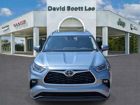 Used 2023 Toyota Highlander Limited AWD/4WD image 2