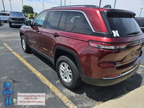 Used 2022 Jeep Grand Cherokee Laredo w/ Luxury Tech Group I AWD/4WD image 3