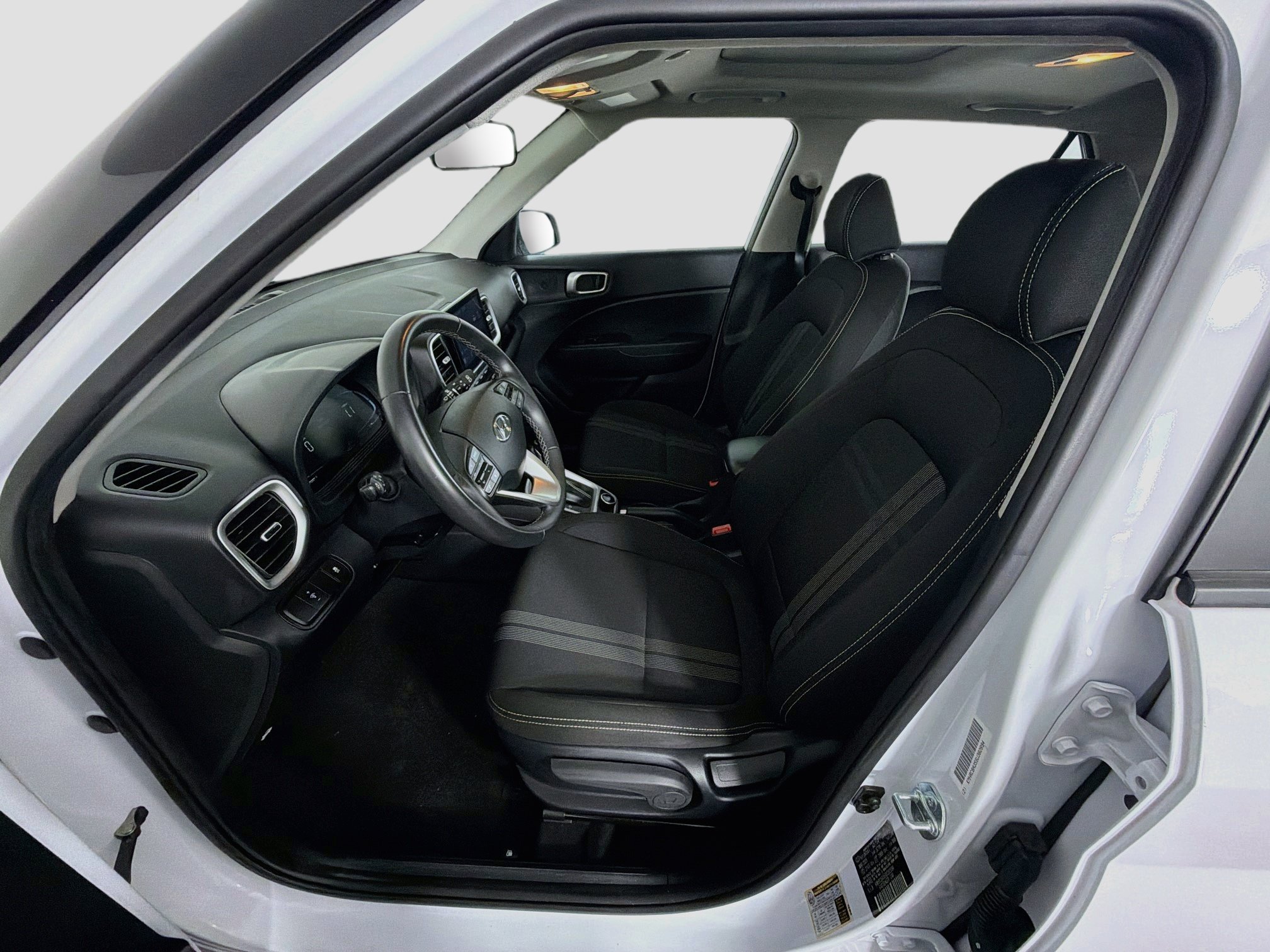Used 2025 Hyundai Venue SEL FWD image 13