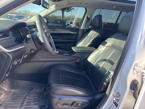 Used 2024 Jeep Grand Cherokee Limited w/ Luxury Tech Group II AWD/4WD image 13