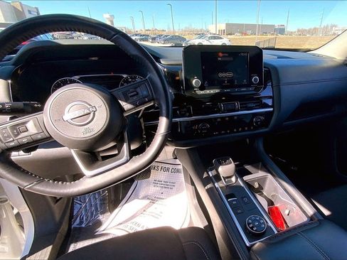 Used 2025 Nissan Pathfinder SV image 10