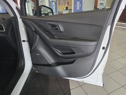 Used 2018 Chevrolet Trax LT w/ Sun & Sound Package FWD image 12