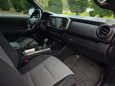 Used 2021 Toyota Tacoma TRD Off-Road w/ Technology Package AWD/4WD image 34