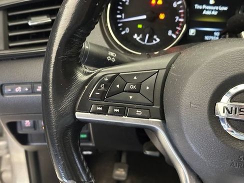 Used 2017 Nissan Rogue SV AWD/4WD image 23