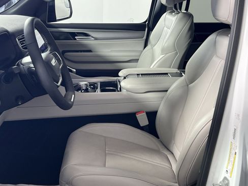 Used 2025 Jeep Wagoneer 4WD image 13