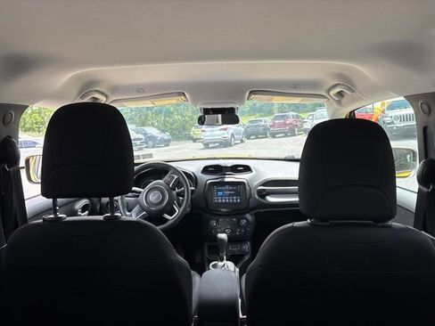 Used 2018 Jeep Renegade Latitude FWD image 11