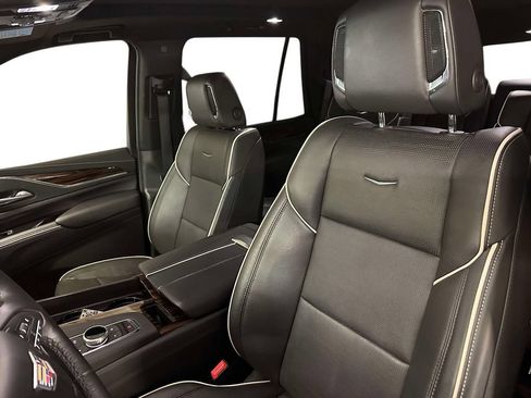 Used 2024 Cadillac Escalade Premium Luxury AWD/4WD image 17