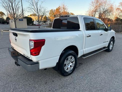 Used 2019 Nissan Titan SV image 4