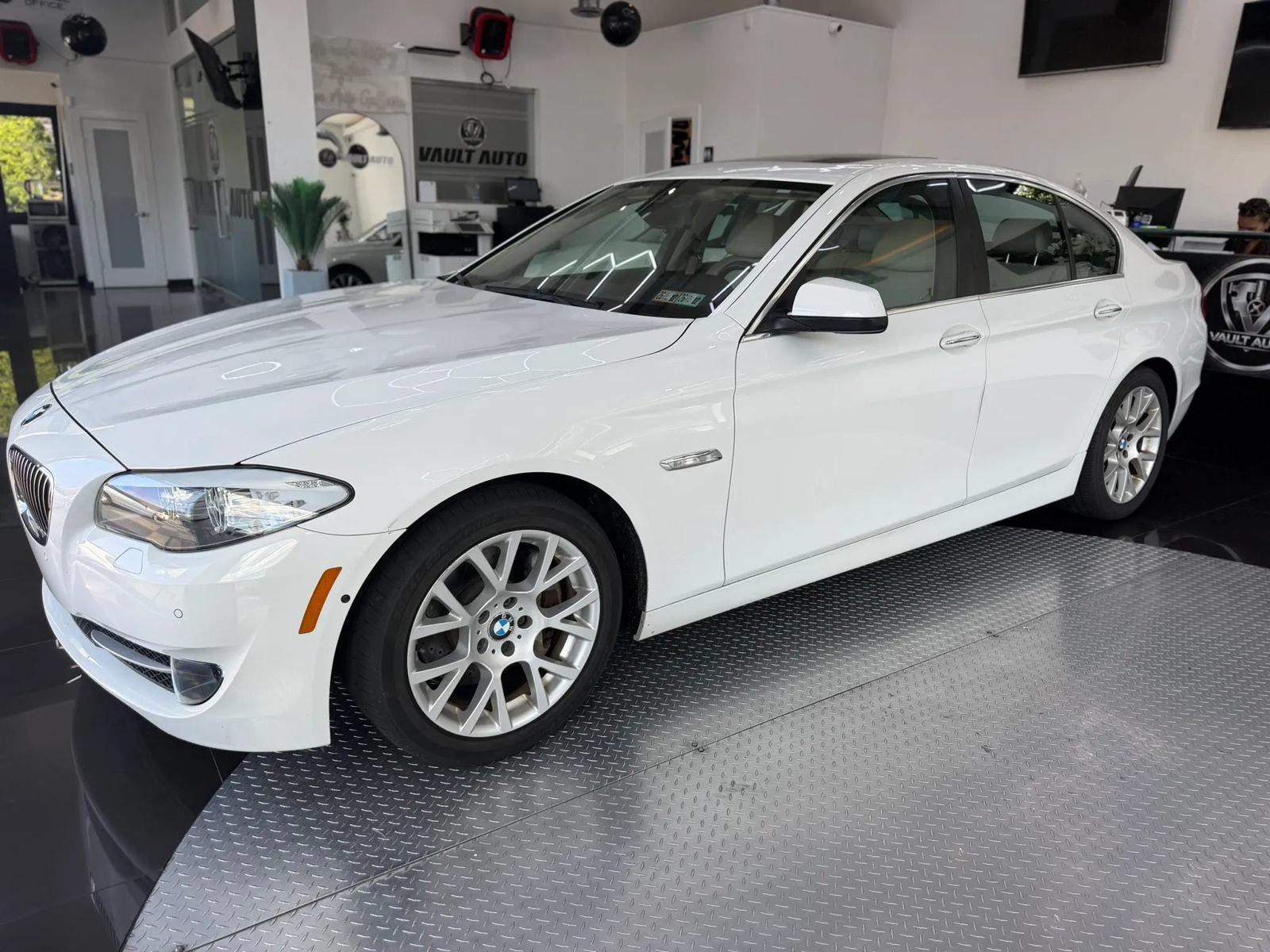 Used 2013 BMW 535i xDrive Sedan AWD/4WD image 2