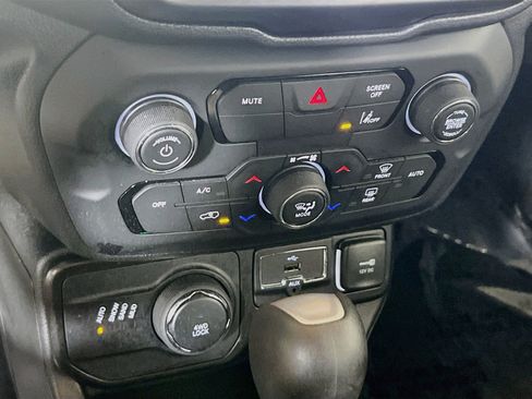 Used 2022 Jeep Renegade Latitude w/ Convenience Group AWD/4WD image 16