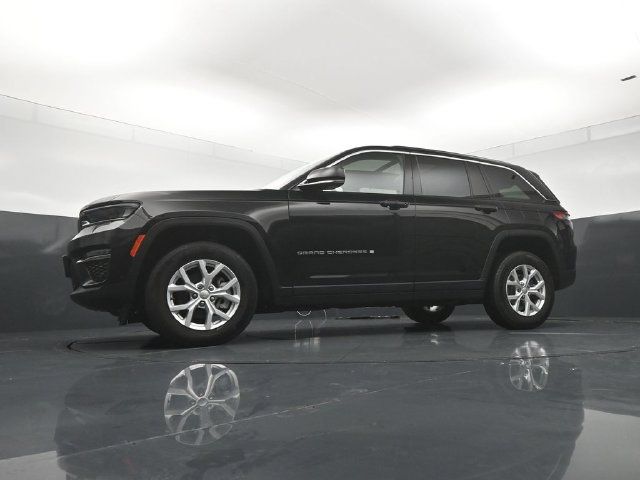Used 2023 Jeep Grand Cherokee Limited w/ Luxury Tech Group II AWD/4WD image 20
