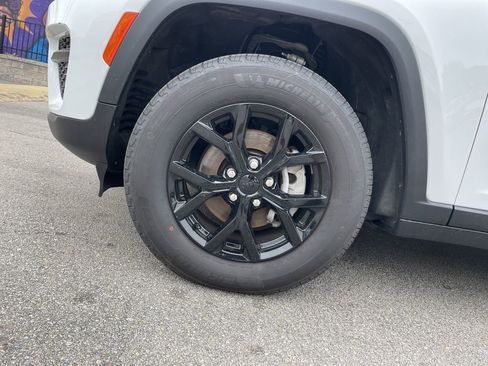 Used 2025 Jeep Grand Cherokee Altitude AWD/4WD image 9
