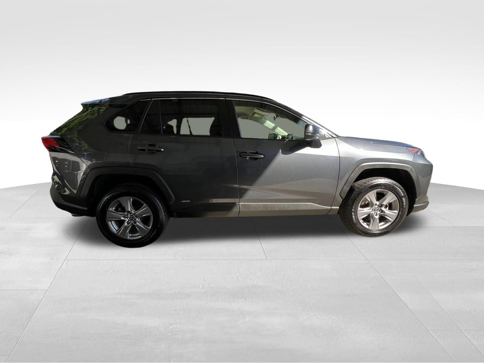 Used 2022 Toyota RAV4 LE AWD/4WD image 4