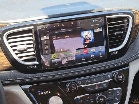 Used 2023 Chrysler Pacifica Limited FWD image 17