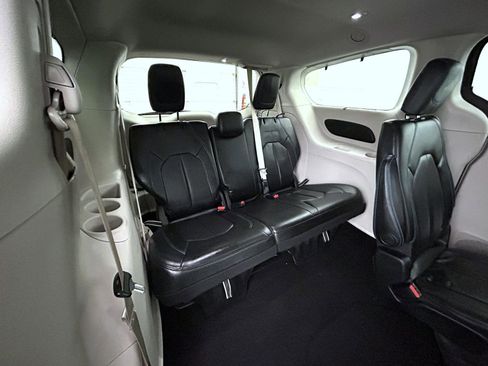 Used 2021 Chrysler Pacifica Touring-L image 18