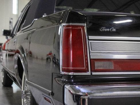 Used 1989 Lincoln Town Car Signature image 29