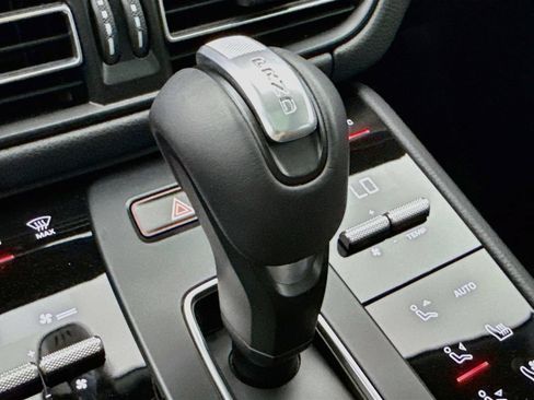 Certified 2025 Porsche Macan AWD/4WD image 21