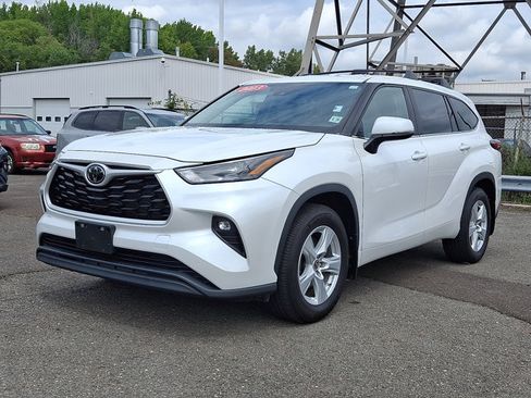 Used 2023 Toyota Highlander LE AWD/4WD image 1