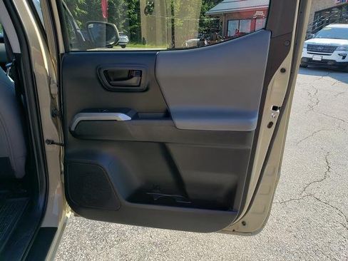 Used 2018 Toyota Tacoma SR5 AWD/4WD image 18