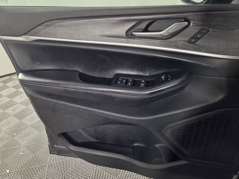 Certified 2025 Jeep Grand Cherokee Limited w/ MOPAR Finishing Package image 23