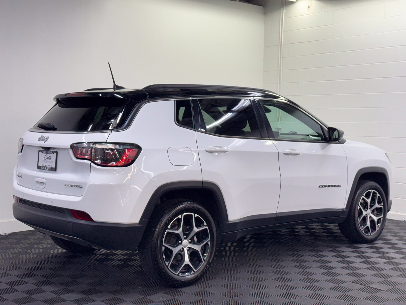 Used 2024 Jeep Compass Limited AWD/4WD image 2