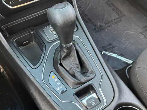 Used 2019 Jeep Cherokee Latitude w/ Popular Appearance Group FWD image 27