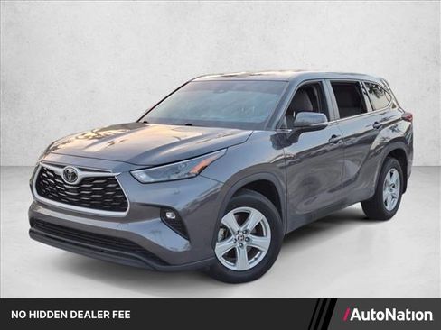 Used 2024 Toyota Highlander LE FWD image 1