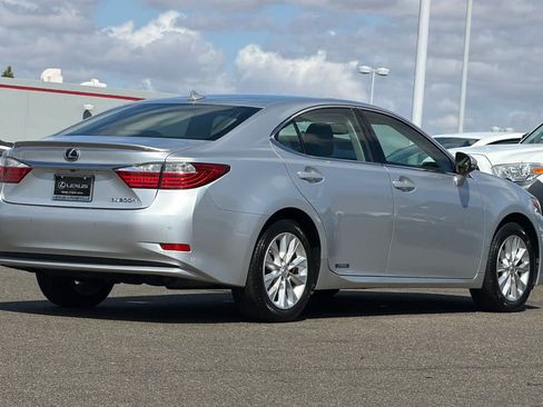 Used 2013 Lexus ES 300h w/ Luxury Pkg FWD image 2