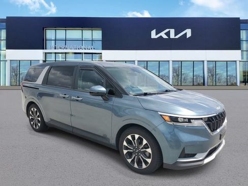 Used 2024 Kia Carnival EX FWD image 2