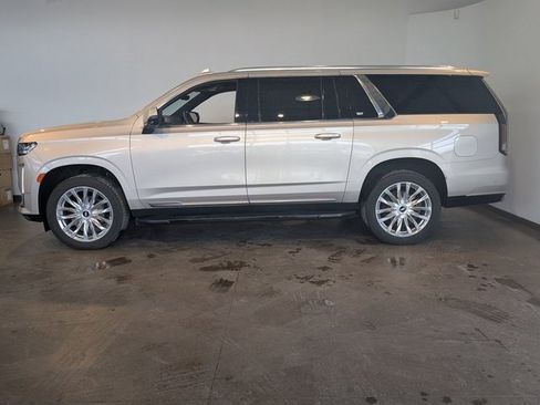 Used 2024 Cadillac Escalade ESV Premium Luxury image 3