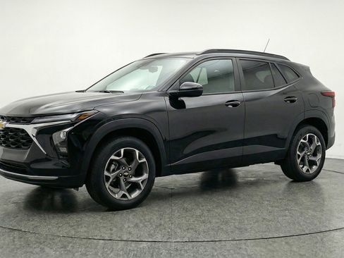 Used 2025 Chevrolet Trax LT w/ LT Convenience Package FWD image 3