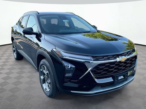 Used 2025 Chevrolet Trax LT w/ LT Convenience Package FWD image 3