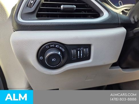 Used 2023 Chrysler Pacifica Touring-L FWD image 33