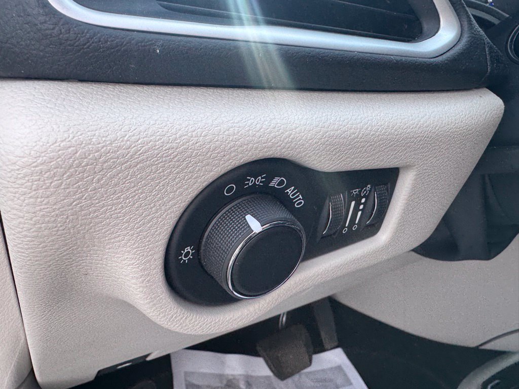 Used 2024 Chrysler Voyager LX FWD image 16