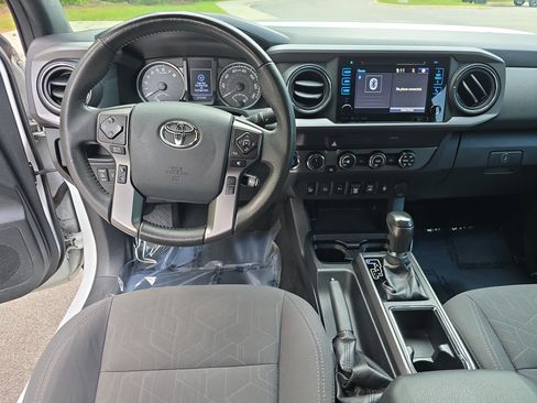 Used 2019 Toyota Tacoma TRD Off-Road w/ Technology Package AWD/4WD image 17