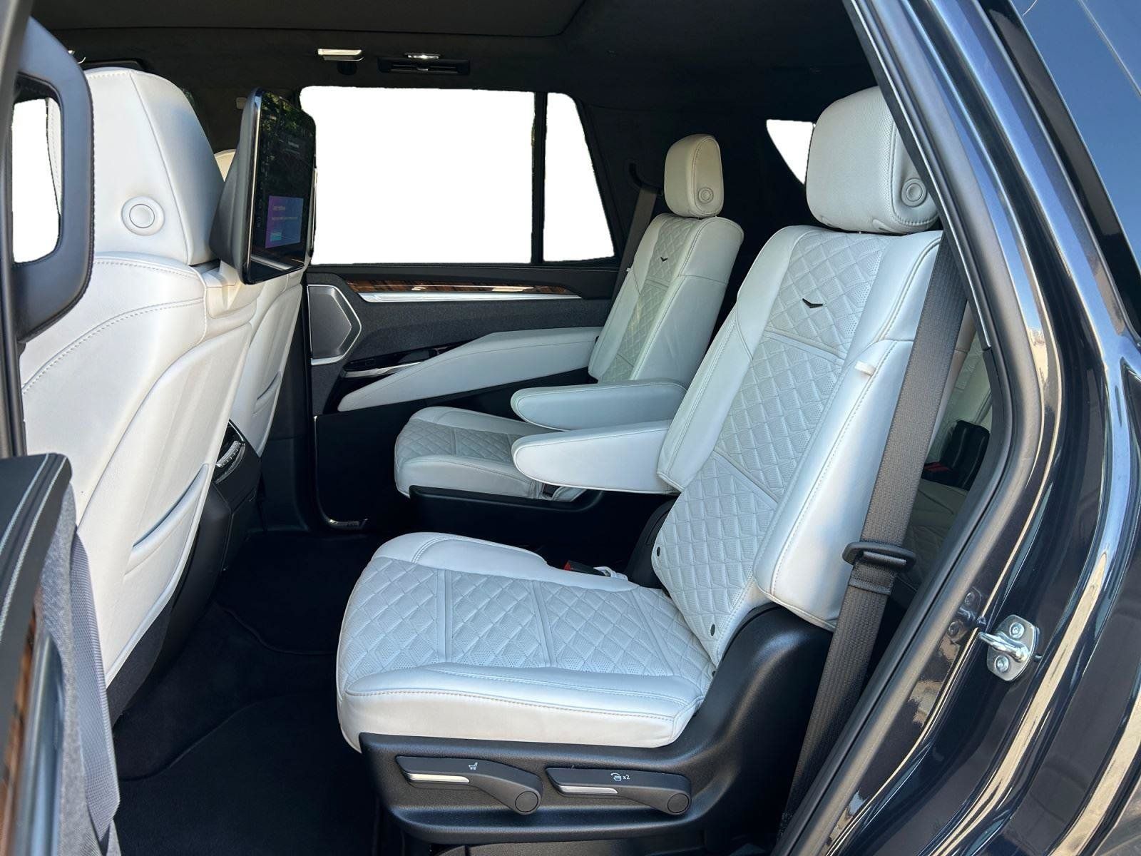 Certified 2025 Cadillac Escalade Sport Platinum w/ LPO, ONYX Package AWD/4WD image 14