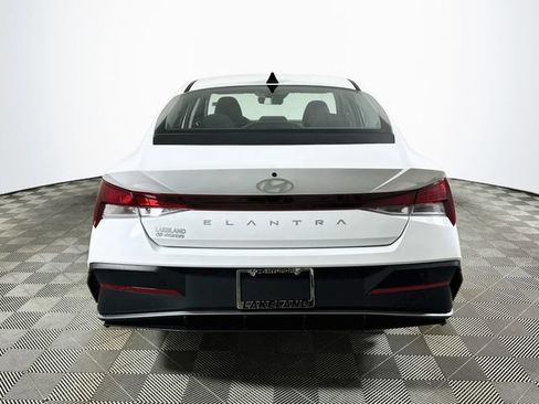 Used 2025 Hyundai Elantra SE FWD image 4