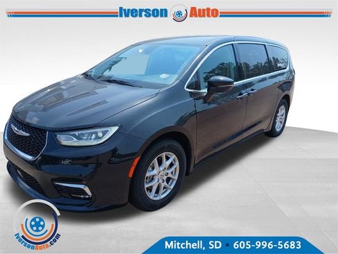 Used 2023 Chrysler Pacifica Touring-L FWD image 3